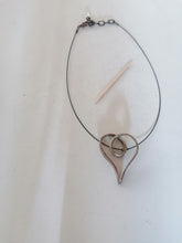 Charger l&#39;image dans la galerie, Collier avec cœur création artisanale étain argenté
