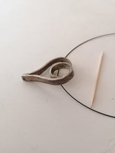Charger l&#39;image dans la galerie, Collier avec cœur création artisanale étain argenté
