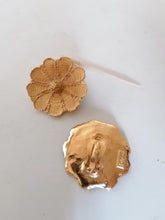 Charger l&#39;image dans la galerie, Yves Saint Laurent paire de clip d&#39;oreille doré
