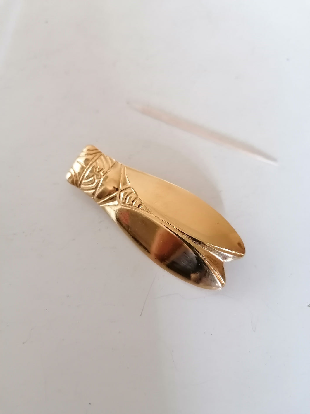 Broche cigale métal doré