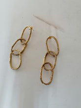 Charger l&#39;image dans la galerie, Paire de clou d&#39;oreille avec anneaux en argent doré, belle qualité.
