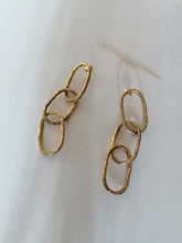 Charger l&#39;image dans la galerie, Paire de clou d&#39;oreille avec anneaux en argent doré, belle qualité.
