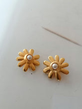 Charger l&#39;image dans la galerie, Paire de clip d&#39;oreille doré forme de fleur
