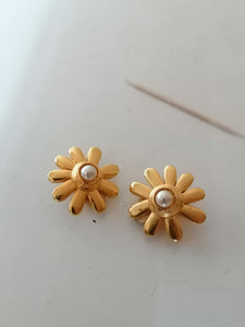 Paire de clip d'oreille doré forme de fleur