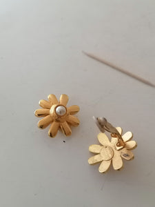 Paire de clip d'oreille doré forme de fleur