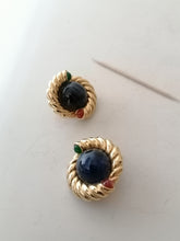 Charger l&#39;image dans la galerie, Paire de clip d&#39;oreille doré vintage marque à identifier
