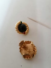 Charger l&#39;image dans la galerie, Paire de clip d&#39;oreille doré vintage marque à identifier
