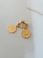 Charger l&#39;image dans la galerie, Paire de clou d&#39;oreille doré  avec reproduction monnaie antique, Alva museum
