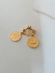Paire de clou d'oreille doré  avec reproduction monnaie antique, Alva museum