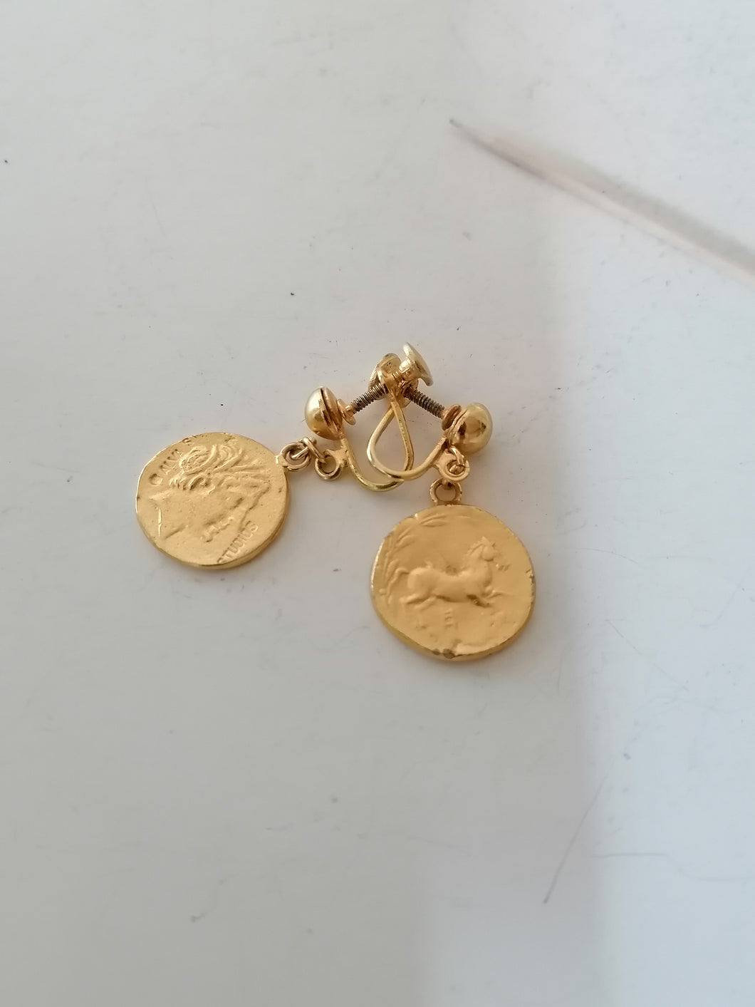 Paire de clou d'oreille doré  avec reproduction monnaie antique, Alva museum