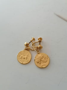 Paire de clou d'oreille doré  avec reproduction monnaie antique, Alva museum