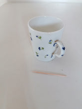 Charger l&#39;image dans la galerie, Vieux Paris tasse à café XIXème en porcelaine peinte à la main. Décors bleuet originaux.
