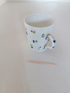 Vieux Paris tasse à café XIXème en porcelaine peinte à la main. Décors bleuet originaux.