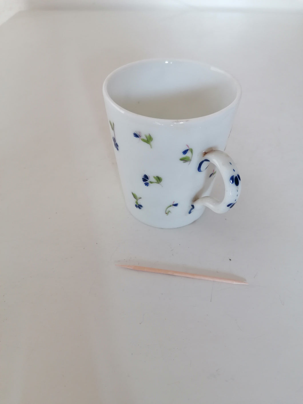 Vieux Paris tasse à café XIXème en porcelaine peinte à la main. Décors bleuet originaux.