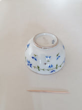 Charger l&#39;image dans la galerie, Vieux Nyon bol  en porcelaine peinte à la main. Décors bleuet. Parfait état.
