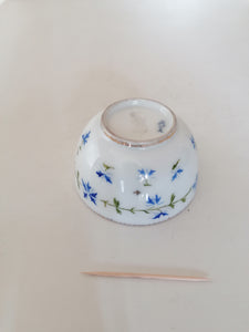 Vieux Nyon bol  en porcelaine peinte à la main. Décors bleuet. Parfait état.