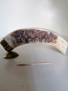 Dent de phacochère gravée, provenance Afrique

Signée Sipmo