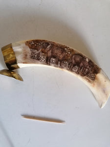 Dent de phacochère gravée, provenance Afrique

Signée Sipmo