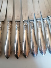 Charger l&#39;image dans la galerie, Ruban croisé avec feuille série de 14 coûteaux Jezler manche en argent massif, lame inox.
