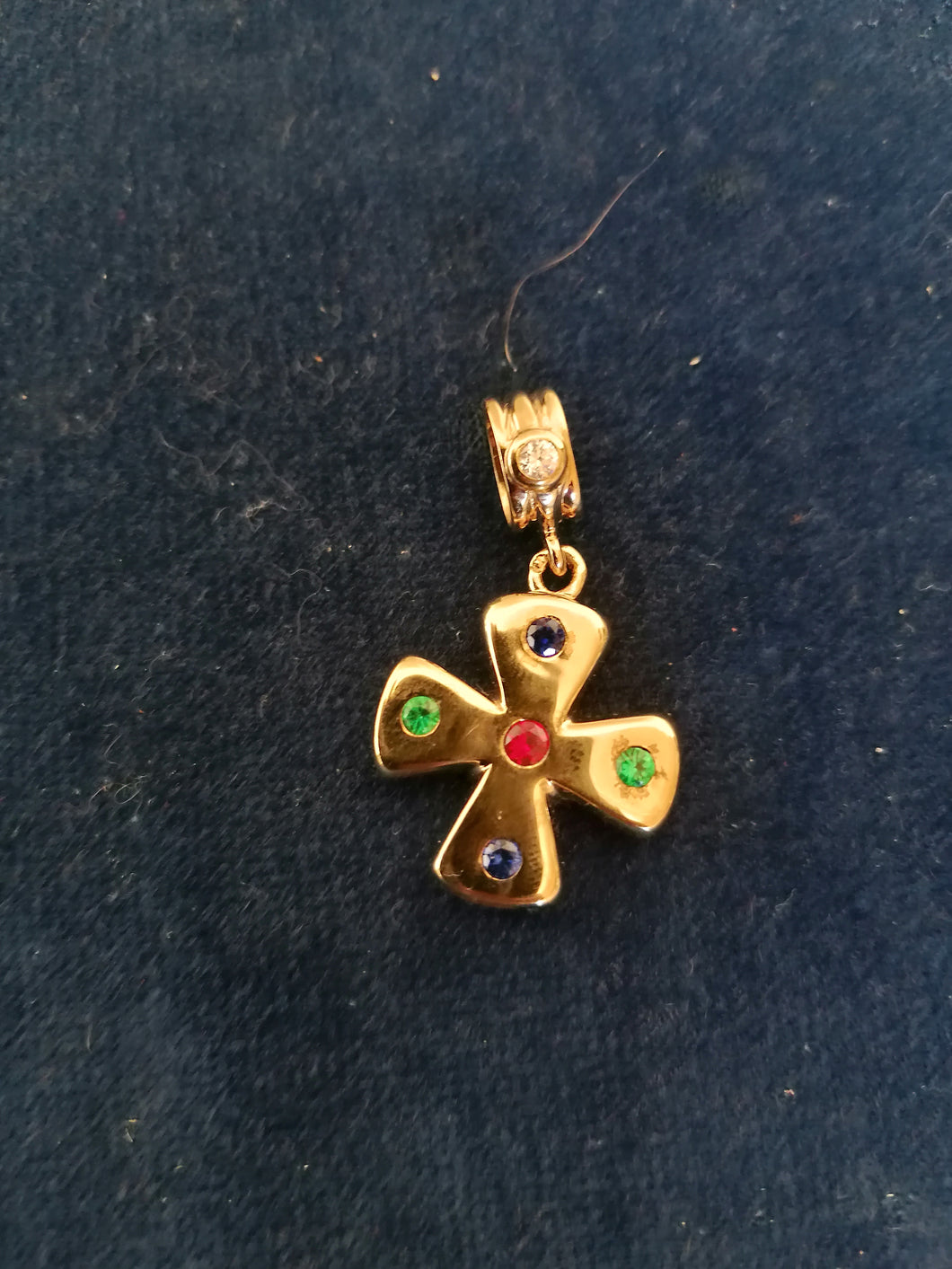 Croix en argent doré et cristaux taillées
