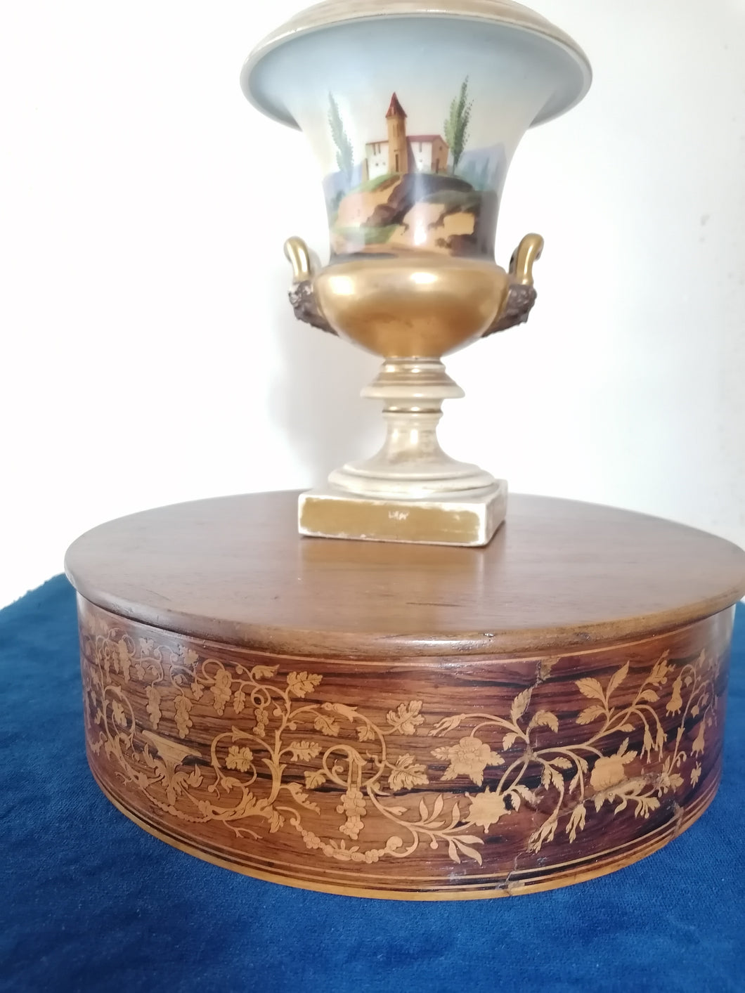 Socle de pendule Charles X transformé en présentoir. Fin décor de marqueterie avec palissandre.