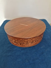 Charger l&#39;image dans la galerie, Socle de pendule Charles X transformé en présentoir. Fin décor de marqueterie avec palissandre.
