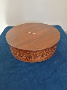Socle de pendule Charles X transformé en présentoir. Fin décor de marqueterie avec palissandre.