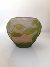Charger l&#39;image dans la galerie, Vase gallé authentique, en pâte de verre décors plante. Début XXème signé.
