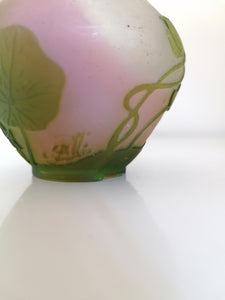 Vase gallé authentique, en pâte de verre décors plante. Début XXème signé.