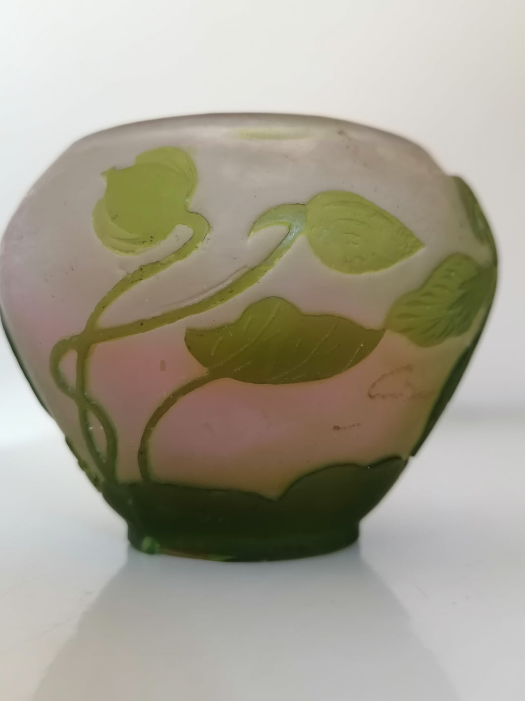 Vase gallé authentique, en pâte de verre décors plante. Début XXème signé.