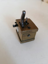 Charger l&#39;image dans la galerie, Antiquité scientifiques et médical, petit appareil mécanique à faire des saignées. Fonctionne.
