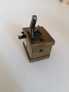 Antiquité scientifiques et médical, petit appareil mécanique à faire des saignées. Fonctionne.