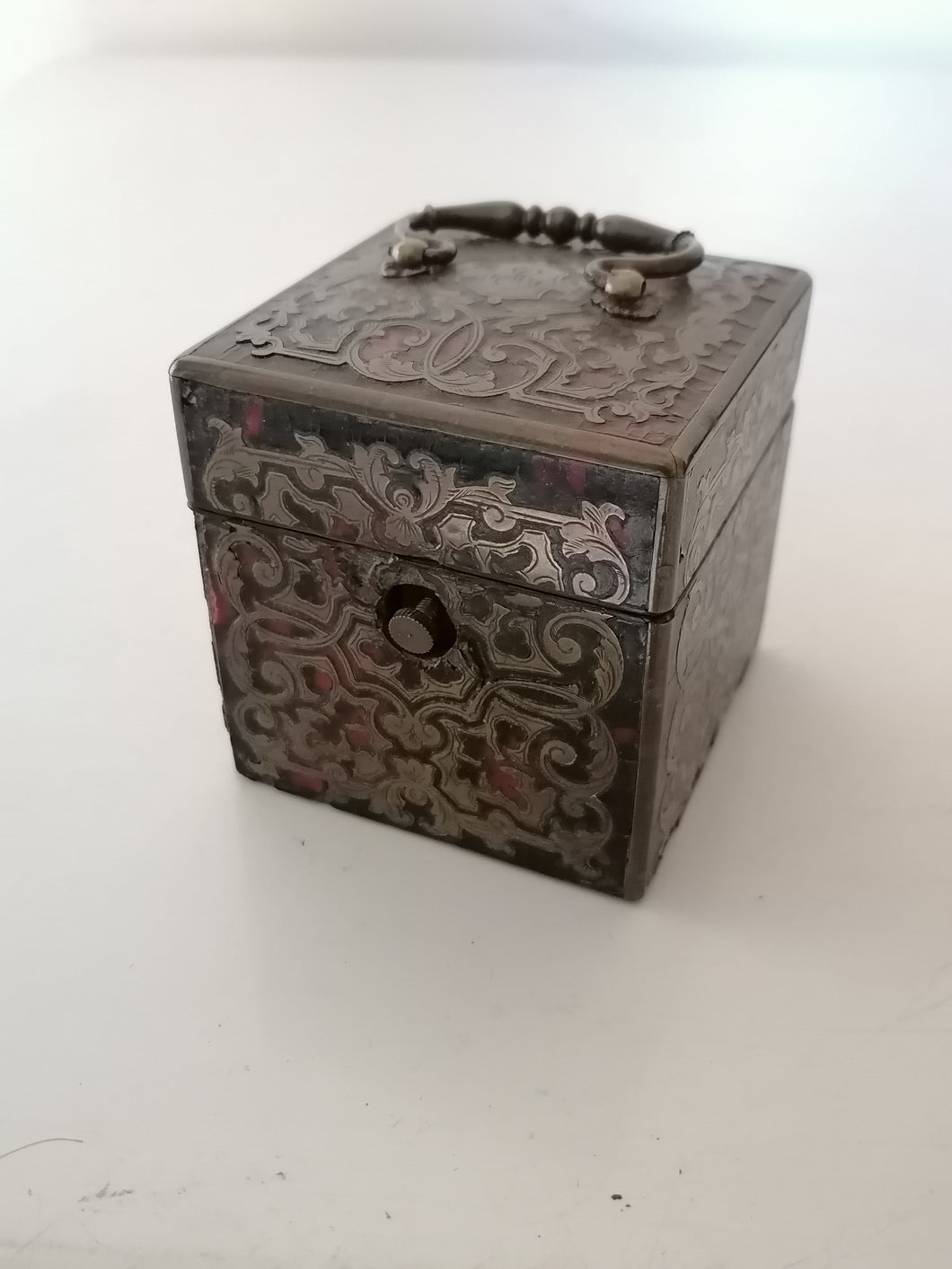 Encrier boulle début XIXème, marqueterie fine, quelques dégâts.