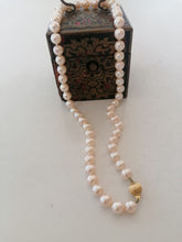 Charger l&#39;image dans la galerie, Collier perles ancienne de culture, avec fermoir en or 18 carats.
