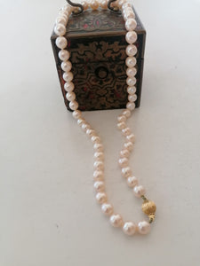 Collier perles ancienne de culture, avec fermoir en or 18 carats.