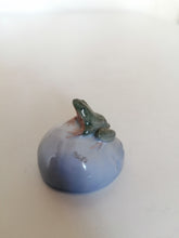 Charger l&#39;image dans la galerie, Royal Copenhague grenouille en porcelaine fine. Parfait état.
