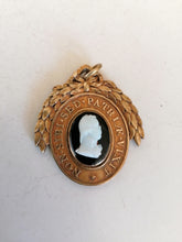 Charger l&#39;image dans la galerie, Pitt club Cambridge, médaille de membre en argent doré. Pièce rare.
