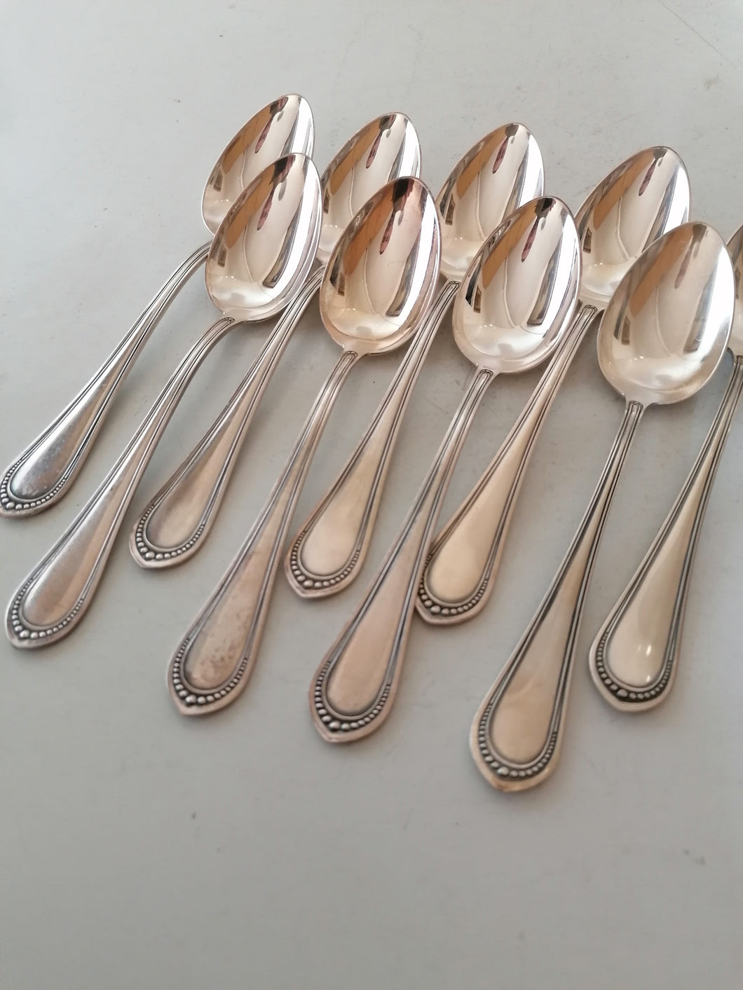 Jezler modèle perle, 8 cuillères à dessert ou thé en argent massif.