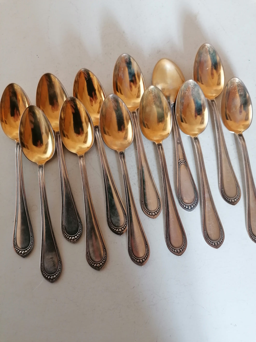 Jezler modèle perle, 12 cuillères à café en argent massif et doré. Parfait état.