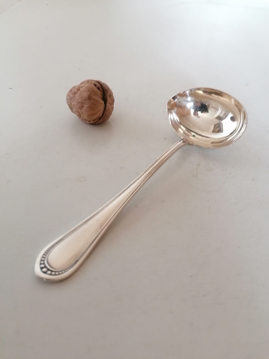 Jezler perle, cuillière à sauce en argent massif. Parfait état.