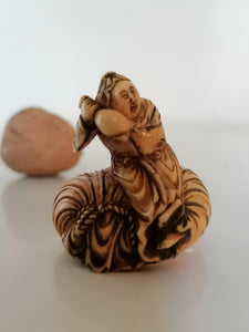 Netsuke japonais XIXème en parfait état. Belle patine