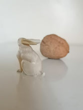 Charger l&#39;image dans la galerie, Petit lapin sculpté, une oreille a été réparé. Travail fin XIXe début XXème
