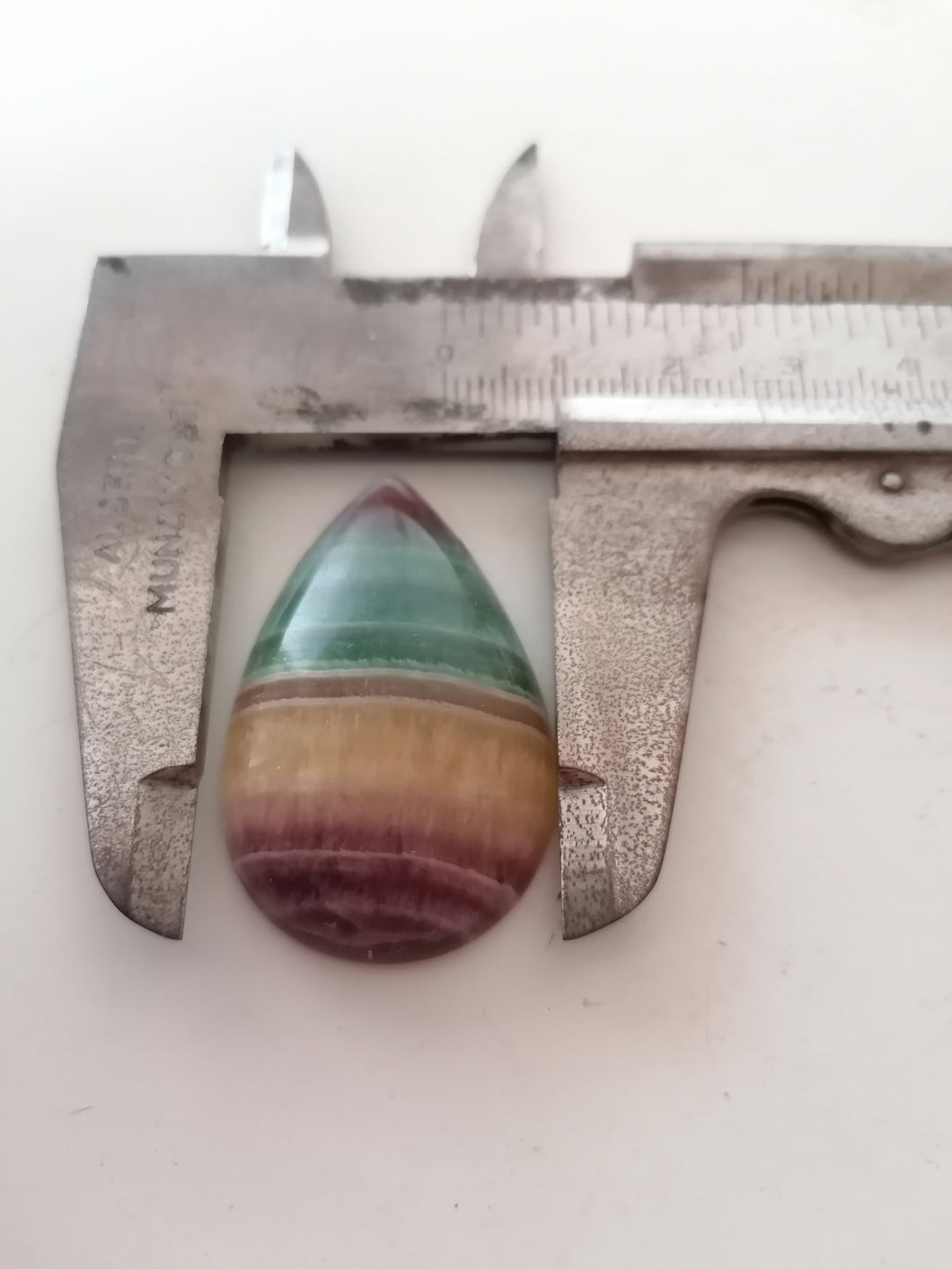 Fluorite taillé en goutte