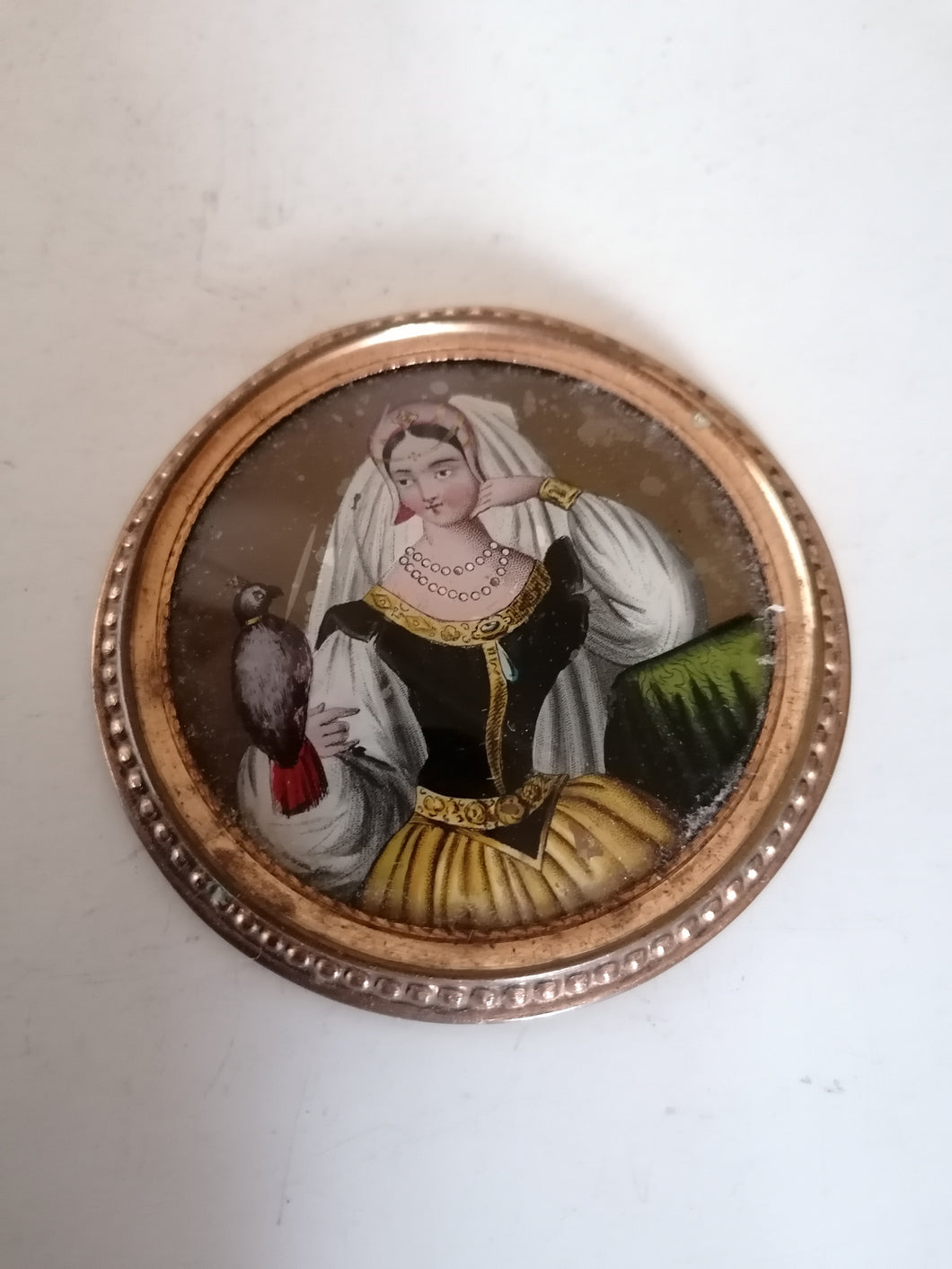 Peinture sur verre médaillon XIXème, dame bien vétue à l'oiseau.