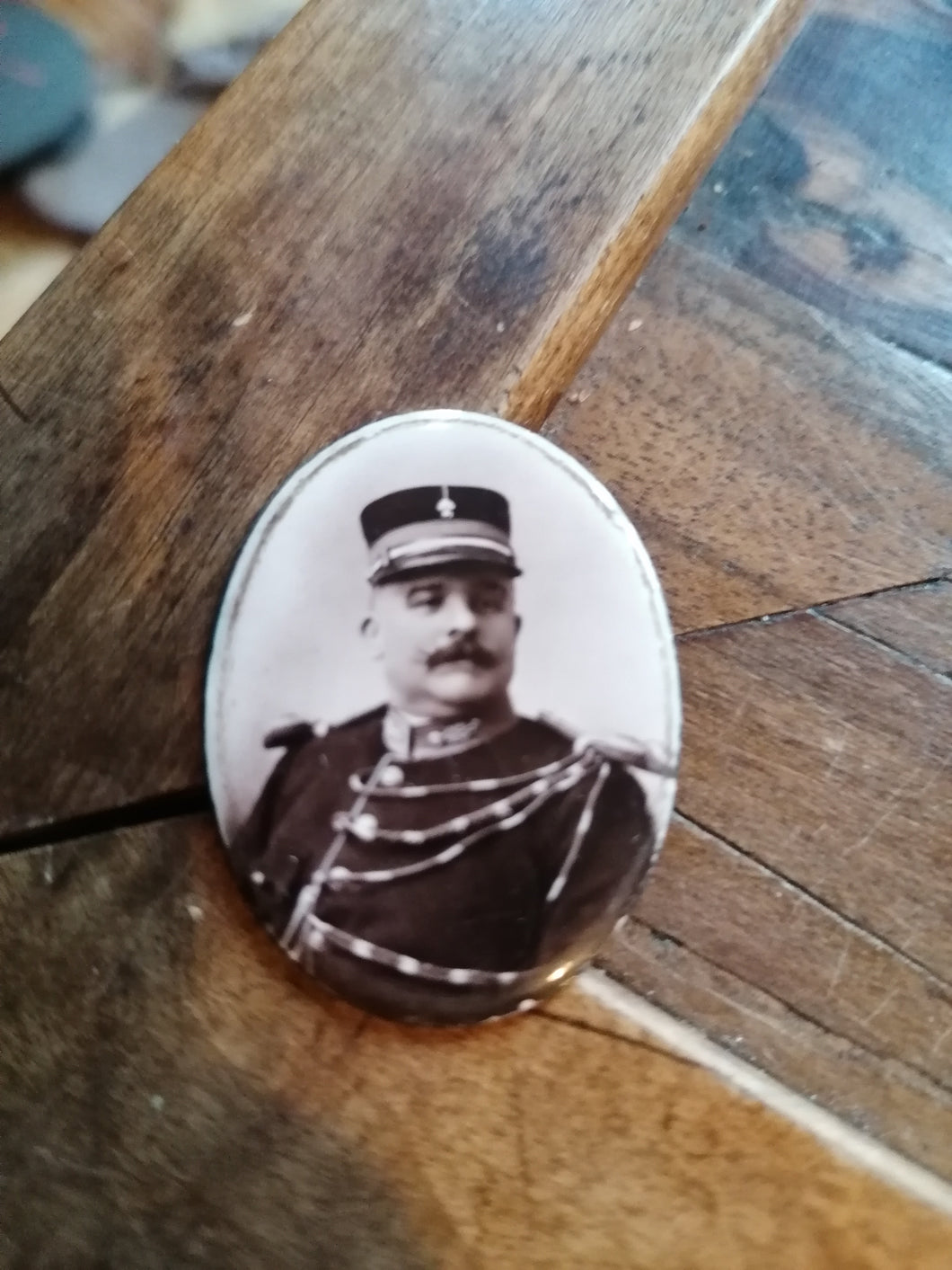 Photo émaillée, gendarme Genevois avec son uniforme vers 1900