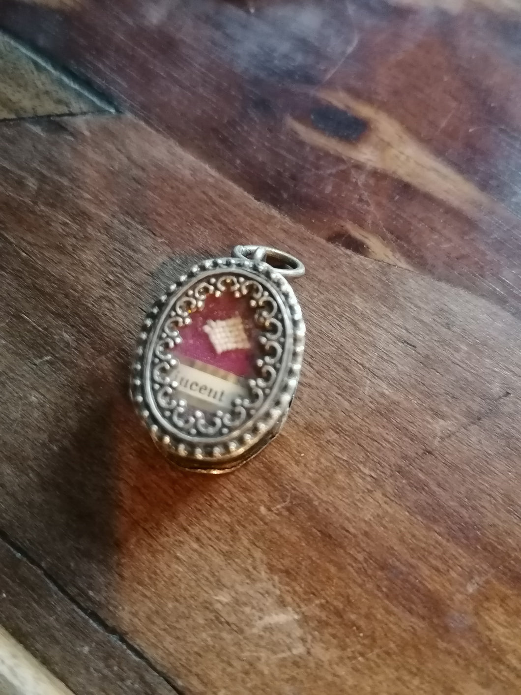 Petit pendentif, relique st Vincent de Paul avec son morceau de tissus