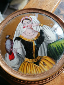 Peinture sur verre médaillon XIXème, dame bien vétue à l'oiseau.