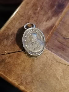 Petit pendentif, relique st Vincent de Paul avec son morceau de tissus