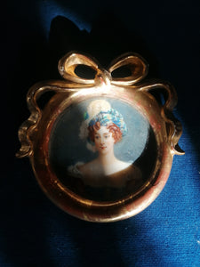 Ravissante miniature peinte à la main, Duchesse de Berry. Travail XIXème avec cadre en bois doré Louis XVI.