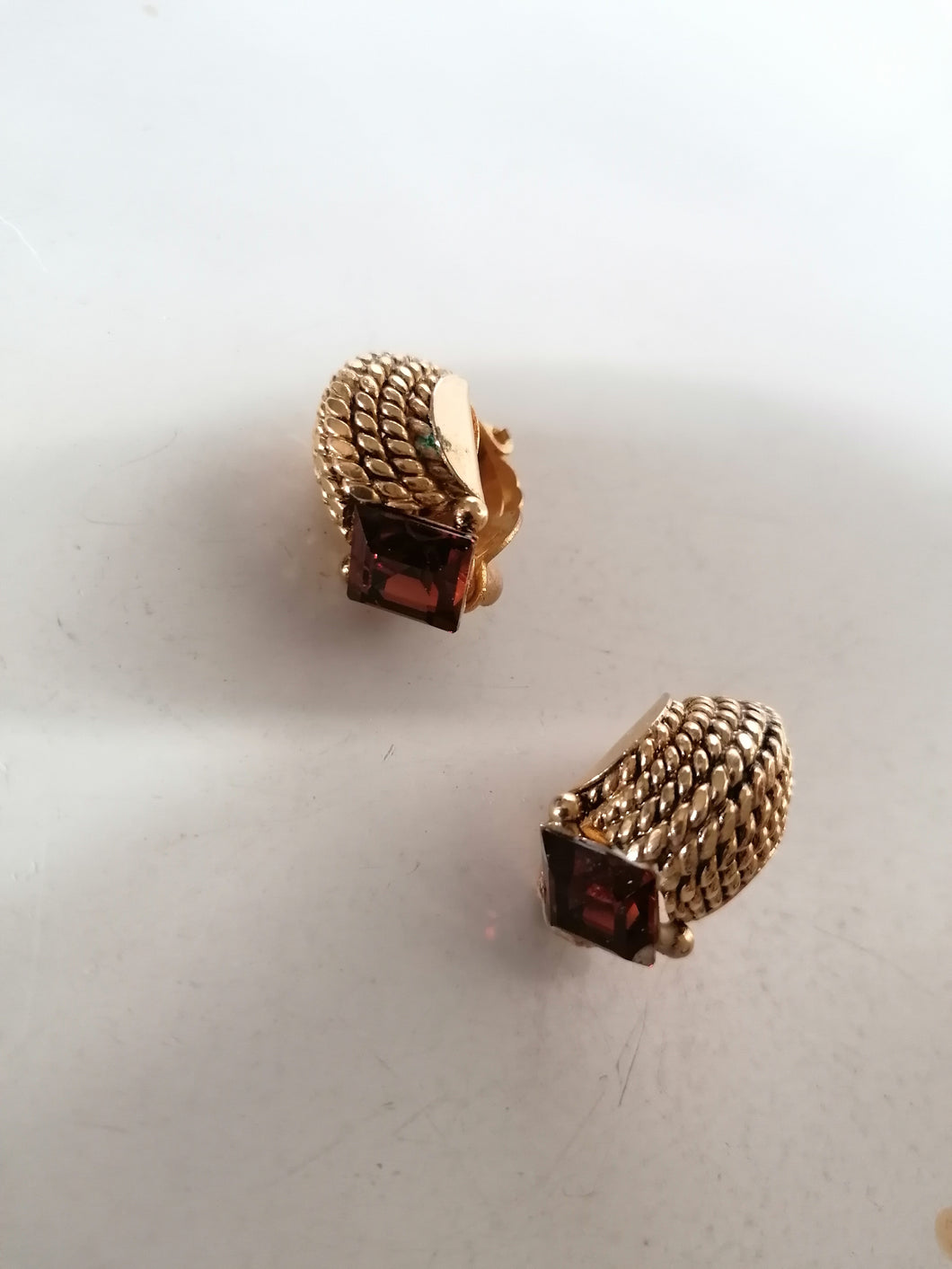 Poggi Paris paire de  clip d'oreille doré vintage